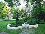 Szobor a színházkertben