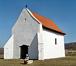 Petra a kápolna bejáratánál