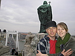 A szobor mögött