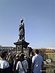 Nepomuki Szent János szobra, amint éppen megsimogatm, hogy szerncsét hozzon.