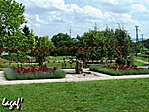 A templom melletti park csobogóval