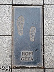 "Kétballábas", avagy Ő itt sem hazudtolja meg magát...