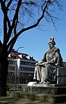 A híd túloldalán a Báthory szobor