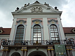 A kastély bejárata béka perspektívából.