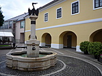 Pelikán kút, mögötte a piac.