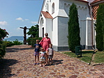 A kutatóbrigád a katolikus templomnál