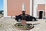 Szobor a templom mellett