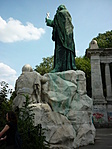 A szobor oldalról