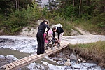 Babakocsival a patak fölött