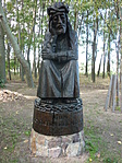 A kápolna mellett álló egyik faszobor (Rimantas Zinkevicius,2003)