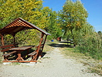 A ládától nem messze a horgásztó!