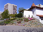 Gondozott sziklakert a templomnál