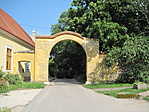 Bejárat a lovardához
