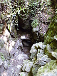 Odalent a barlang fémráccsal védett bejárata
