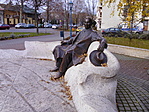 A 2004-ben felállított Móra Ferenc-szobor a róla elnevezett téren