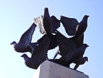 Galambos díszkút a Szabadság utcában
