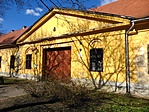 A klasszicista stílusú Károlyi Ház (tiszttartó ház)