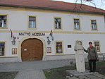 Matyó Múzeum előtt