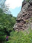 A Függő-kő barlang előtt