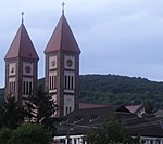 Távolról is látszanak már a tornyok, mely Füred fölé magasodnak