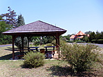 Pihenőhely az arborétum parkolójában