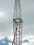 izolált feszítőhuzalok az antenna derekánál
