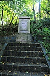 az emlékműhöz is lépcső vezet