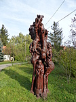 A kivágott régi fákból készült szobor a rejtés közelében