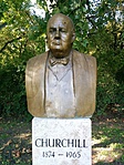 A közeli Churchill szobor