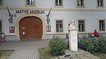 A múzeumnál