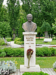 Baktay mellszobra