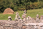 kőbabák a romnál