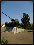 Békésen álldogál most