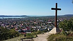 A kereszt, háttérben a panoráma
