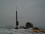 A tetőn, hóesésben.