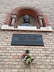 Szobor figyeli a járókelőket
