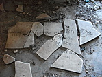 Megrongált márványtábla a kriptában - régen