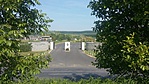 A golfpálya bejárata, a rejtek mellől (balra)