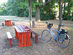 A jeltorony melletti parkban
