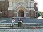 "Koldusok" a templomlépcsőn