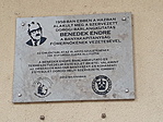 Emléktábla a munkásotthon falán