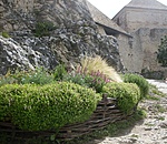 A vár bejárata előtt