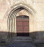 A templom főkapuja a torony alatt