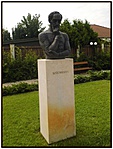És hagyományosabbak is