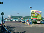 Komp érkezik