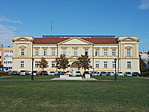 A Megyeháza épülete a Verseghy park felől