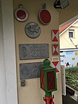 Táblák a falon