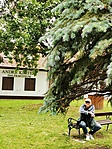 Az emlékház előtt