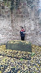 A ládával a templomromban