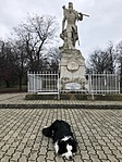 Monty az emlékműnél